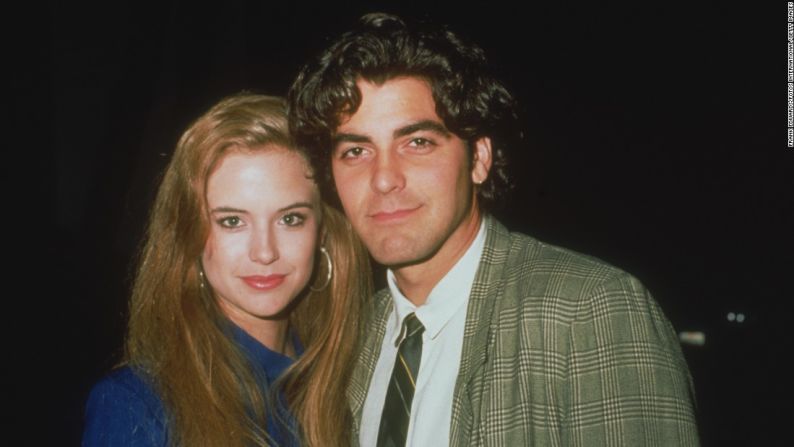 Kelly Preston y George Clooney: antes de que se casara con John Travolta, Preston salió con el rompecorazones Clooney entre 1987 y 1989. La pareja de actores incluso vivió junta con su cerdo barrigón, Max, a quien Clooney continuó criando después de su ruptura.