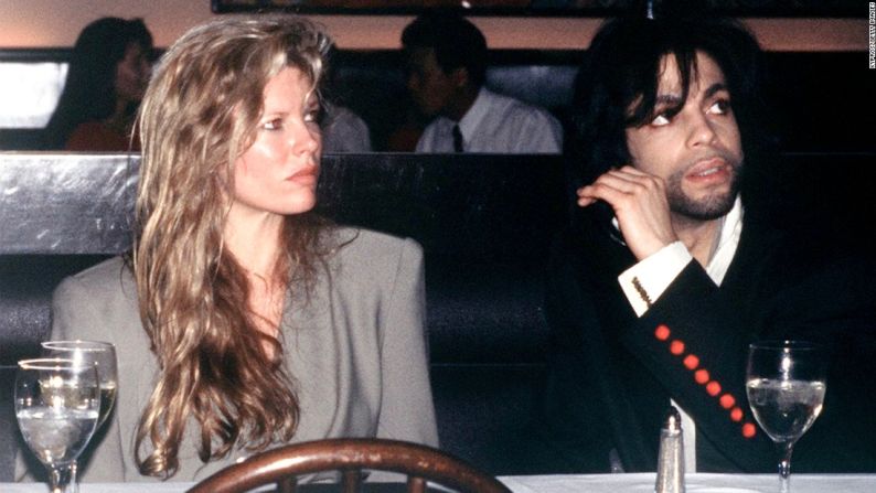 Kim Basinger y Prince: la actriz y el cantante salieron durante un corto tiempo en 1989. En una entrevista con The Daily Beast en el 2015, Basinger dijo esto sobre 'The Purple One', como tamabién se conoce al artista: "Es un talento fenomenal. ...Realmente no tengo límites, así que disfruté ese momento de mi vida. Fue un momento muy especial y tengo buenos recuerdos".