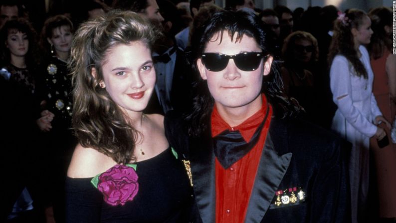 Drew Barrymore y Corey Feldman: de acuerdo con la autobiografía de Feldman, "Coreyography", las dos estrellas infantiles tuvieron su primera cita organizada por la madre de Barrymore cuando tenía 14 años y ella tenía 10 años. Posteriormente salieron de verdad en 1989, cuando Barrymore estaba en su adolescencia. Feldman escribió en su autobiografía que él estaba muy involucrado en las drogas en ese entonces y Barrymore estaba tratando de mantenerse sobria después de ingresar varias veces a rehabilitación.