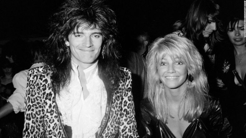 Tommy Lee y Heather Locklear: la actriz de 24 años de edad de "Dinastía" sorprendió a todos cuando se casó con el baterista de 23 años de edad, Motley Crue, en 1986. Ella dijo bromeando: "Tommy no adora al diablo, me adora a mí". La pareja se separó en 1994 entre numerosas acusaciones de que Lee también adoraba a las fanáticas mientras estaba de gira.