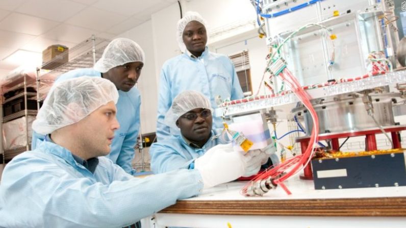 La Agencia Espacial Nigeriana afirma haber capacitado a un personal de 300 personas a un nivel de doctorados y licenciaturas en ciencias, y tiene ambiciosos planes para expandir la industria y fomentar programas espaciales a través del continente.