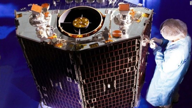 Durante varios años, la Agencia Espacial Nigeriana ha colaborado con la compañía británica Surrey Space Technology Limited (SSTL) para desarrollar el programa y capacitar ingenieros.