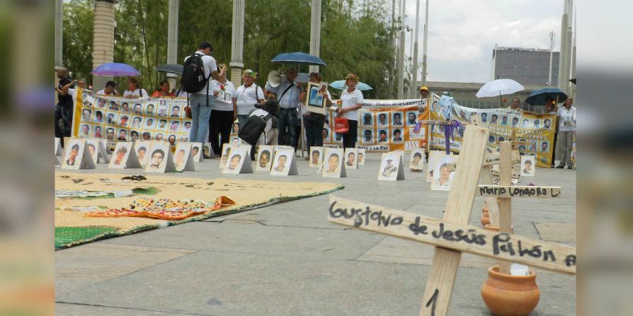 Las Madres de la Candelaria son un colectivo que busca visibilizar las desapariciones forzadas en Antioquia, un departamento al oriente de Colombia, y en el resto civil. Es similar a la organización de las Madres de Mayo de Argentina. Se reúnen cada viernes en Medellín a pedir que les regresen a sus hijos, vivos o muertos.