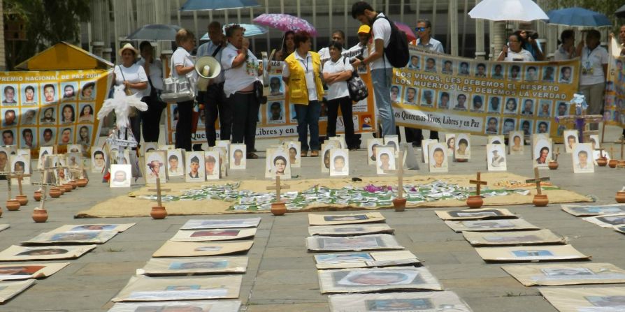 Así fue el plantón de las Madres de la Candelaria en conmemoración de sus 17 años exigiendo la verdad sobre los desaparecidos. Parque de las luces, Centro de de Medellín. Viernes 18 de marzo.