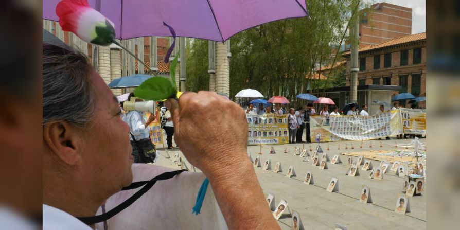 Decenas de madres se paran en el atrio de la iglesia Nuestra Señora de la Candelaria, en Medellín –capital del departamento colombiano de Antioquia– para gritarle al mundo: “¡A los vivos les debemos el respeto, a los muertos les debemos la verdad!”.