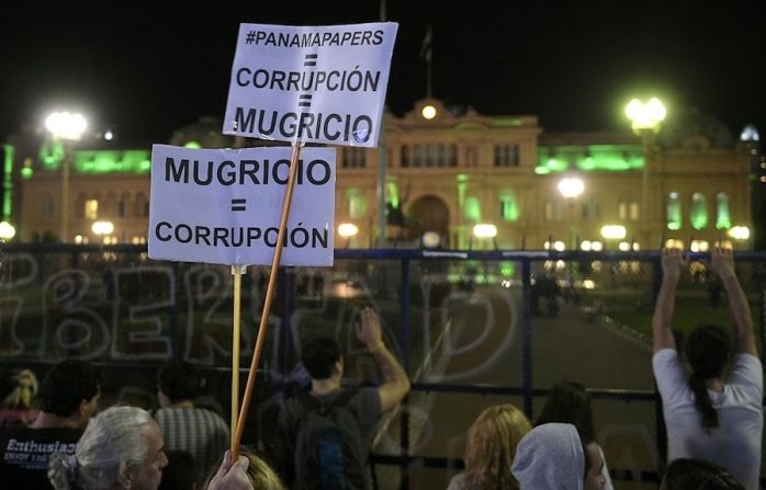 Argentinos protestaron frente a la Casa Rosada contra Mauricio Macri, después de que el presidente argentino apareciera mencionado en los papeles de Panamá (JUAN MABROMATA/AFP/Getty Images).