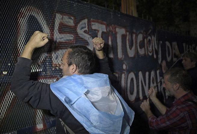 Los manifestantes que se concentraron frente a la Casa Rosada pidieron la dimisión del mandatario (JUAN MABROMATA/AFP/Getty Images).