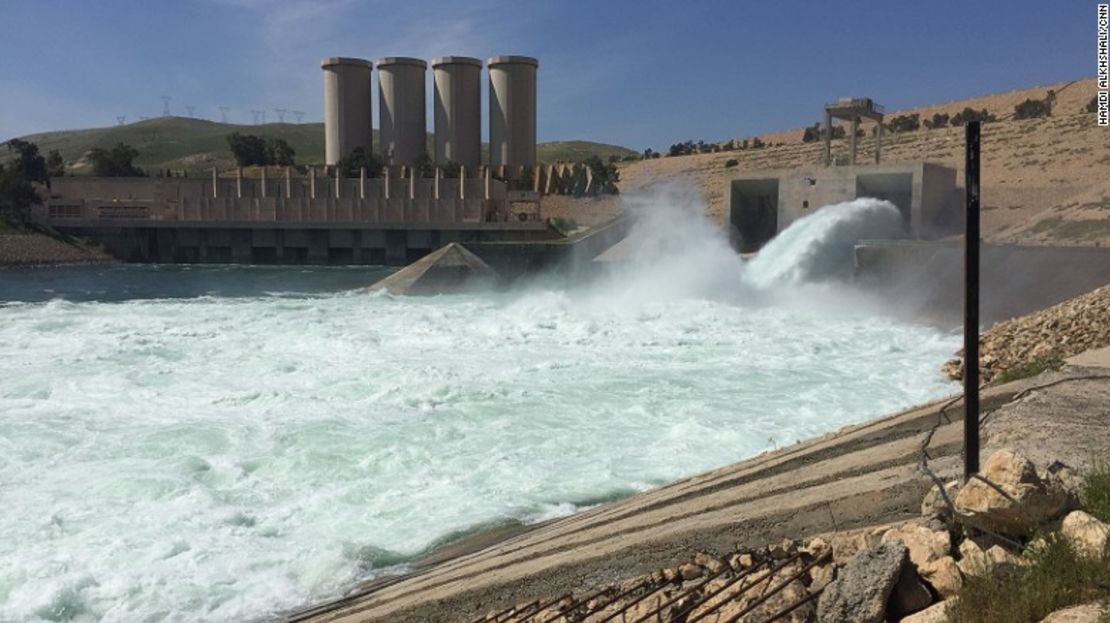 Sólo una de las dos puertas de salida de la represa de Mosul está funcionando; la otra está a la espera de reparación.