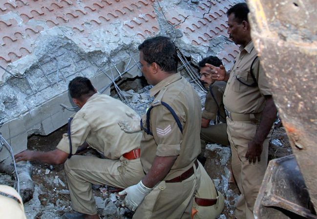 Policías buscan supervivientes entre los escombros de un templo siniestrado por una potente explosión de fuegos artificiales en un templo de la India.