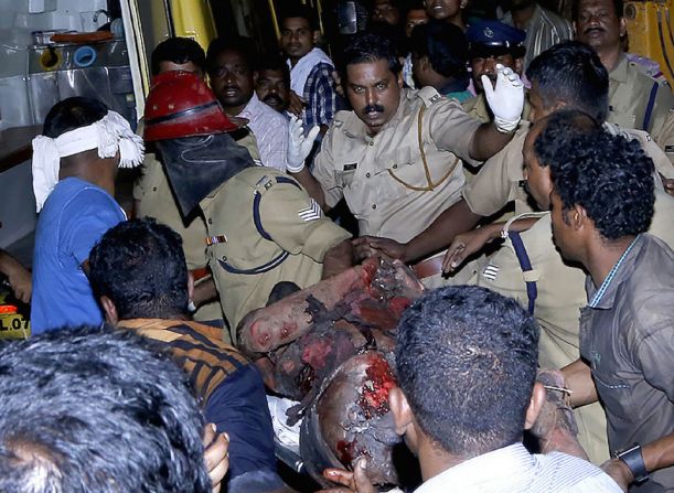 Un hombre es llevado de forma apresurada para recibir atención médica tras la potente explosión de fuegos artificiales registrada en un templo de la India.