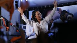 Keiko Fujimori celebra los resultados con sus simpatizantes, tras una rueda de prensa en Lima (LUKA GONZALES/AFP/Getty Images).