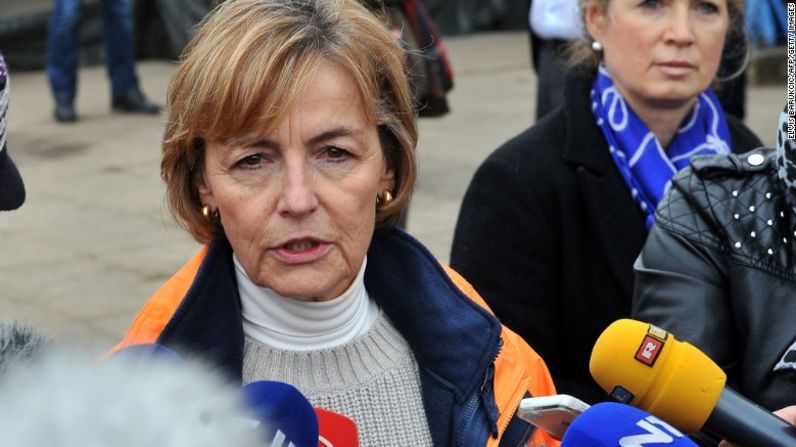 La primera ministra de Croacia Vesna Pusic era una académica antes de ingresar en la política en el año 2000 como miembro del Parlamento. Según su hoja de vida, su primera organización no gubernamental fue el primer grupo feminista de ese país creado por ella en la antigua Yugoslavia.