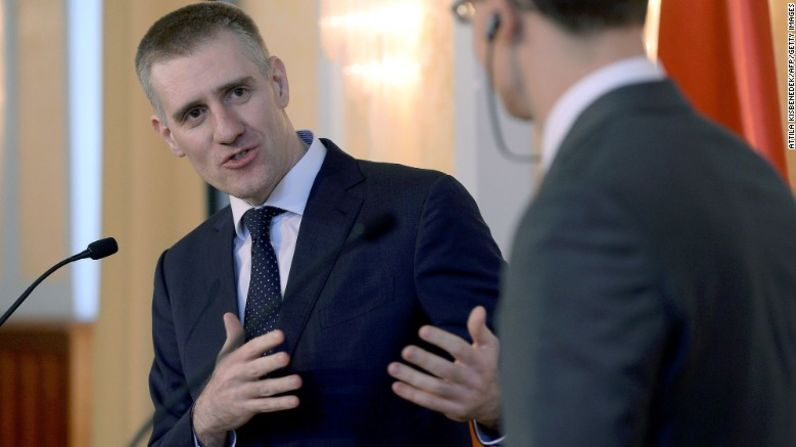 El gobierno de Montenegro postuló a Igor Luksic como candidato a secretario general en enero. El primer ministro habla cuatro idiomas y sirvió como ministro de Finanzas y de Asuntos Exteriores, puesto desde el que trabajó en el proyecto de integración europea de su país. También ha escrito tres libros de prosa y poesía.