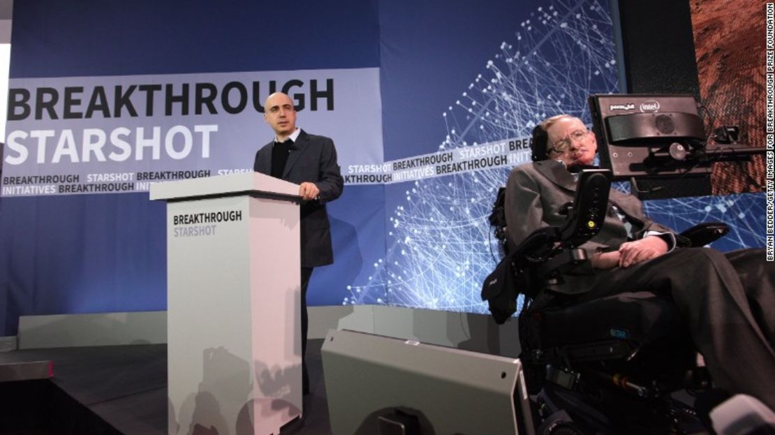 El filántropo Yuri Milner (izquierda) y el físico Stephen Hawking durante una conferencia de prensa el 12 de abril de 2016 para anunciar la misión ‘Breakthrough Startshot’ de la que el CEO de Facebook, Mark Zuckerberg, también tiene un puesto en la junta directiva.