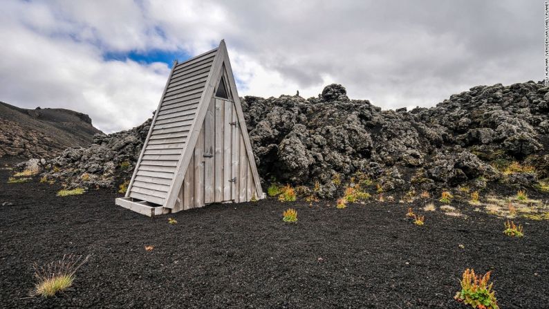 Reserva natural de Fjallabak, Islandia — Olvídate de la lava petrificada. La real atracción de la montaña Laugahraun es este baño triangular.