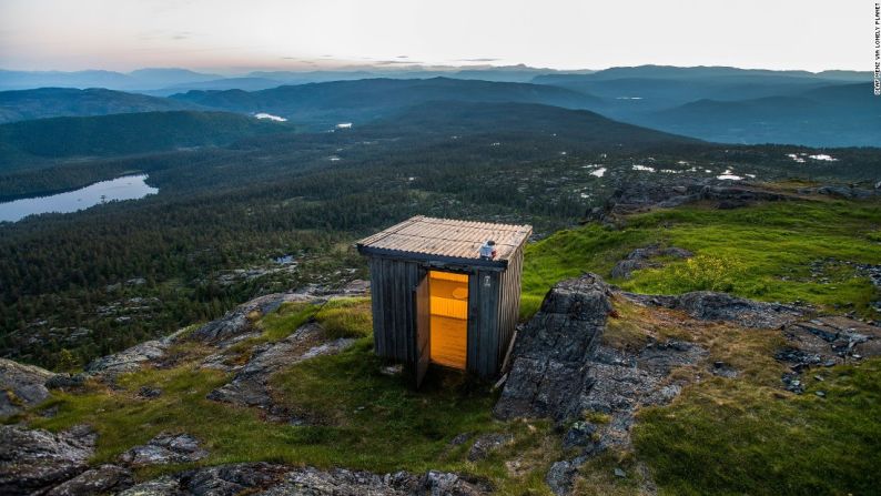 Jonsknuten, Kongsberg, Noruega — Desde aquí no puedes ver nada de los 904 metros de la montaña Jonsknuten, a menos que la puerta esté abierta. Pero como Lonely Planet señala, las posibilidades de que alguien te moleste son mínimas.