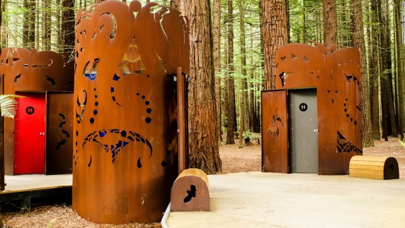 Red Woods Toilets, Rotorua, Nueva Zelandia — Estos baños públicos están envueltos en cubiertas diseñadas por el artista de la etina maori Kereama Taepa. Cada uno representa un ave nativa extinta o en peligro de extinción.