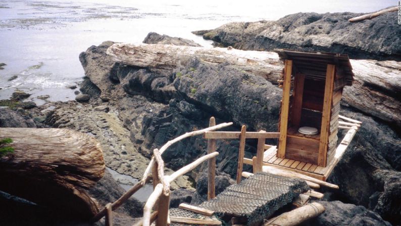 Haida Gwaii, British Columbia, Canadá — Dos veces al día la marea limpia los residuos de este retrete de madera exterior.