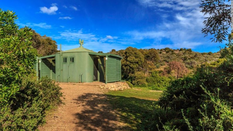 Encounter Bay, Australia — Este eco-baño de matorrales sirve a los surfistas y pescadores que van a la playa Waitpinga en la península de Fleurieu en Australia.