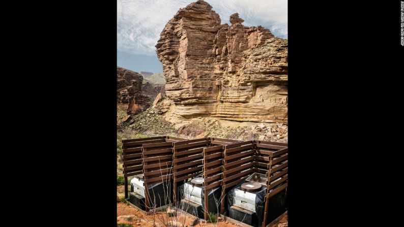 Tonto Trail, Parque Nacional del Gran Cañón, Arizona — Las altas paredes del Gran Cañón no lograron inspirar a quienes construyeron estos inodoros al campo libre.