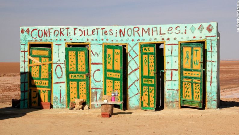 Chott el Djerid, Túnez — Estos “baños de confort” de carretera están cerca del desierto tunecino en el que se grabó Star Wars.