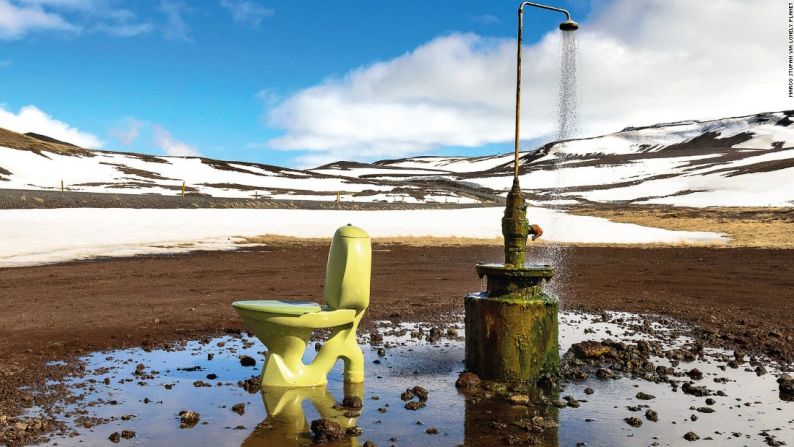 Krafla, Islandia — Al parecer la ducha se alimenta de aguas geotermales, así que no tienes que preocuparte si descargar o no el agua del inodoro si alguien la está usando.