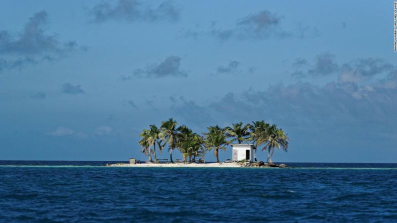 Isla del baño cerca a Placencia, Belicé — Inevitablemente, este baño será usado en el preciso momento en el que el helicóptero de rescate sobrevuele la isla en busca de náufragos.