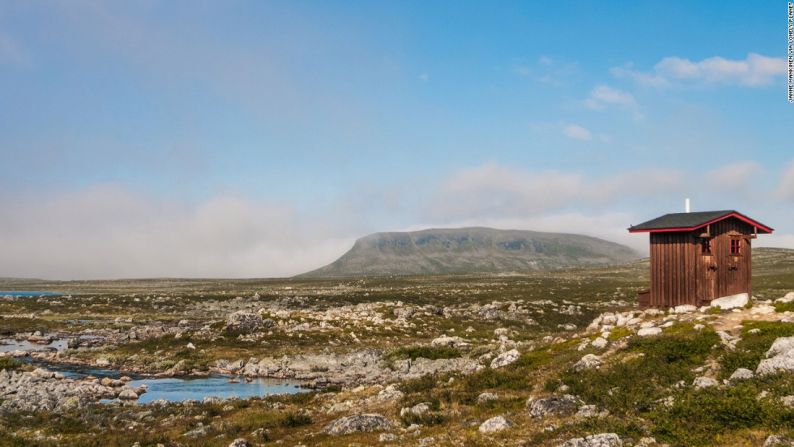 Enontekio, Finlandia — Este remoto retrete exterior ártico, con vista al parque natural Salmivaara Fell de Finlandia, está en la ruta de senderismo ubicada más al norte de Europa.