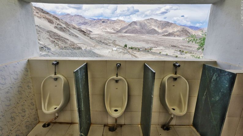 Monasterio Thiksey, Ladakh, India — En este monasterio budista tibetano aprendes a ser uno solo con el todo, incluso mientras vas al baño. Su “baño panorámico” es uno de los más de 100 incluidos en la guía ‘Inodoros: Una guía de búsqueda’ de Lonely Planet.