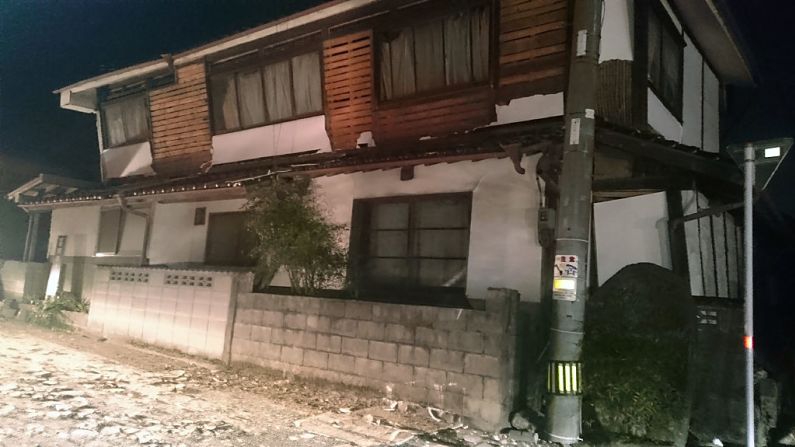 Esta casa de dos pisos quedó inclinada y con un muro roto después del sismo de magnitud 6,0 que sacudió Kumamoto, Japón, según reportó el Servicio Geológico de los Estados Unidos.