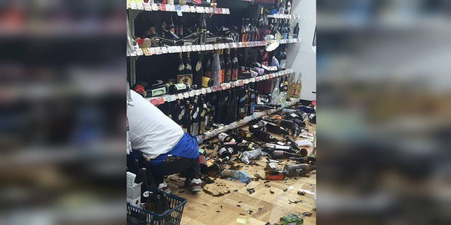 Un empleado de una tienda limpia los vidrios luego del sismo a 23 kilómetros de profundidad ocurrido en Japón.