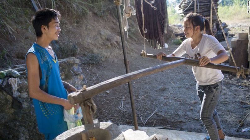 Cai y su esposo, Ming, utilizan el molino de mano de un vecino para moler maíz. Ming dice que echa de menos su vida de soltero porque antes podía salir mucho con sus amigos, pero ahora sus amigos no lo toman en cuenta porque temen que Cai no esté de acuerdo.