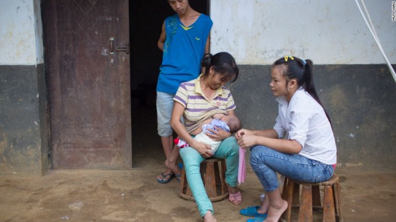 Ming y su esposa, Cai, observan mientras la madre de Ming coloca la boca de su nieto en su pecho en un intento por tranquilizar al niño. La madre de Ming ayuda a la joven pareja con el cuidado del bebé la mayor parte del tiempo.