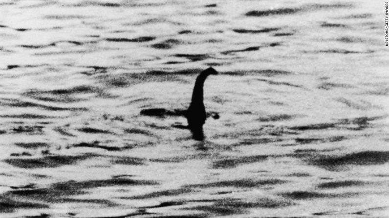 La imagen más famosa de Nessie: tomada en Inverness el 19 de abril de 1934. Habría sido divulgada por el Robert Kenneth Wilson, aunque luego se reveló que era falsa. Chris Spurling, en su lecho de muerte, dijo que era un montaje.