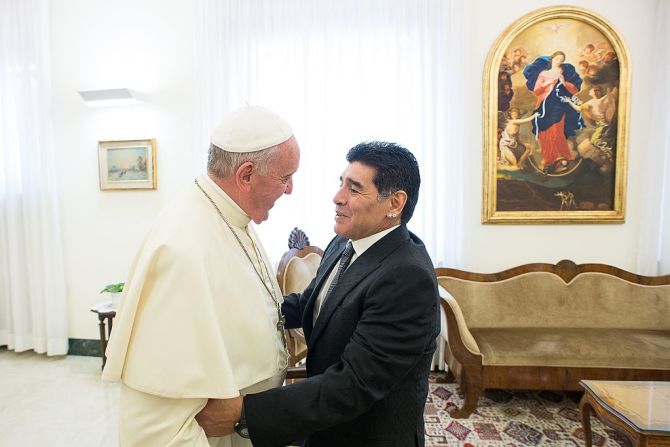 El astro del fútbol argentino Diego Maradona visitó al papa en el Vaticano en septiembre de 2014.