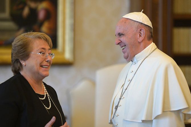 Con la mandataria de Chile Michelle Bachelet en 2015 en el Vaticano.