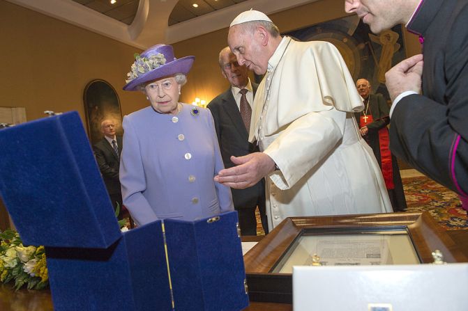 Con la reina Isabel II en 2014 en el Vaticano.