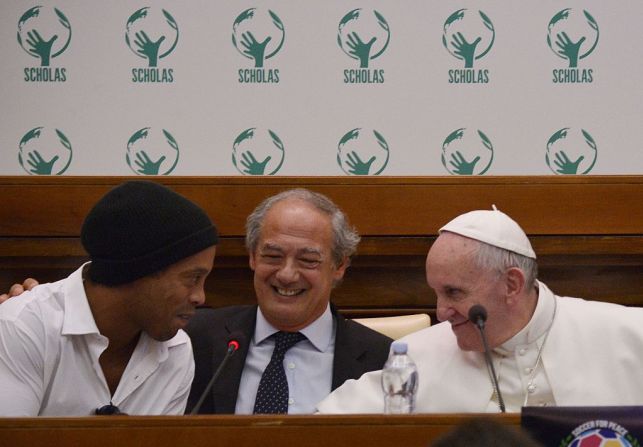 Francisco se reunió con la estrella de fútbol de Brasil Ronaldinho el 3 de febrero de 2016.