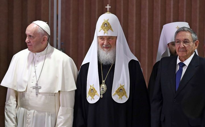 El papa con el patriarca ortodoxo ruso y el líder cubano Raúl Castro en un encuentro sin precedentes en La Habana.