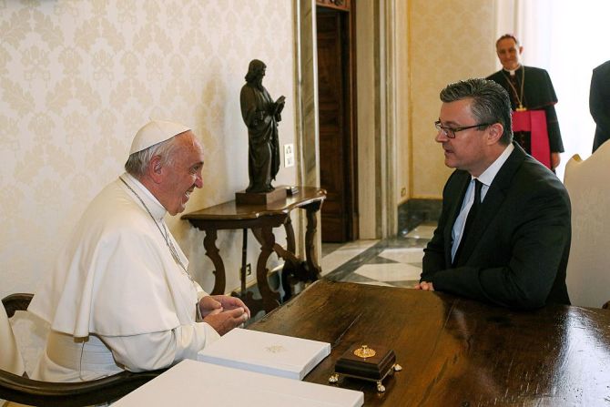 El papa y el primer ministro de Croacia Tihomir Oreskovic el 7 de abirl de 2016.