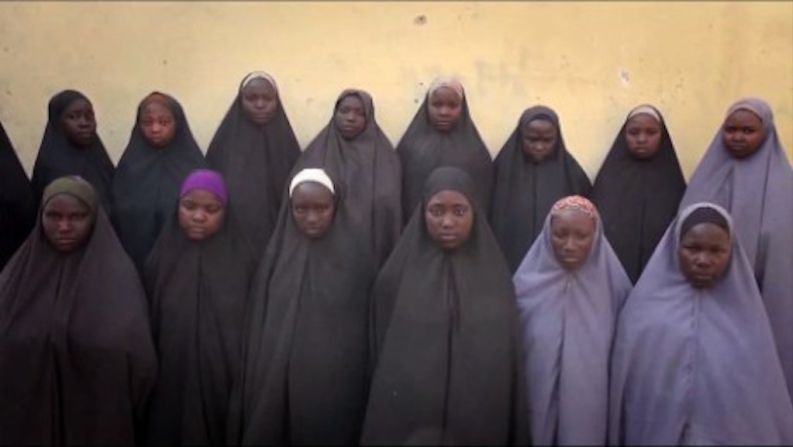 Una de las niñas secuestradas por Boko Haram en abril de 2014 fue hallada este miércoles cuando caminaba sin rumbo por el bosque, pidiendo ayuda, acompañada de un bebé y un hombre que dice ser su esposo.