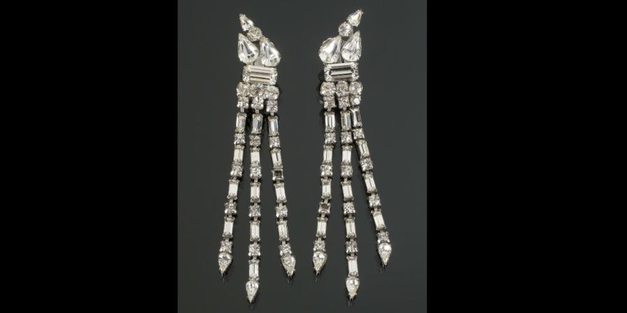 Aretes — Este par de aretes fue usado por Marilyn Monroe en la premiere mundial de la película 'The Seven Year Itch' el 1 de junio de 1955 en Nueva York. Precio: 80.000 - 100.000 dólares.