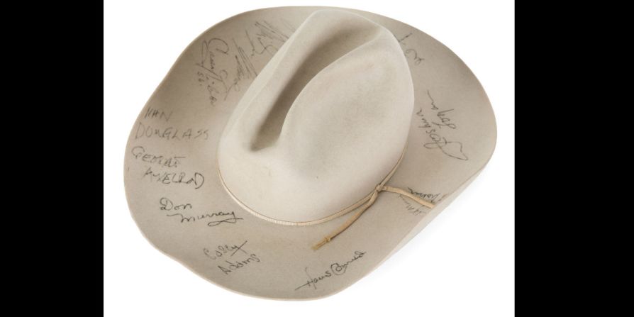 Sombrero autografiado — Este sombrero color crema -que usó un extra en una escena de rodeo de ‘Bus Stop’- está firmado por 11 miembros del casting de la película, entre ellos Marilyn Monroe, Don Murray, Joshua Logan, George Axelrod, Robert Bray, Arthur O’cowell, entre otros. Precio: 8.000 - 10.000 dólares.