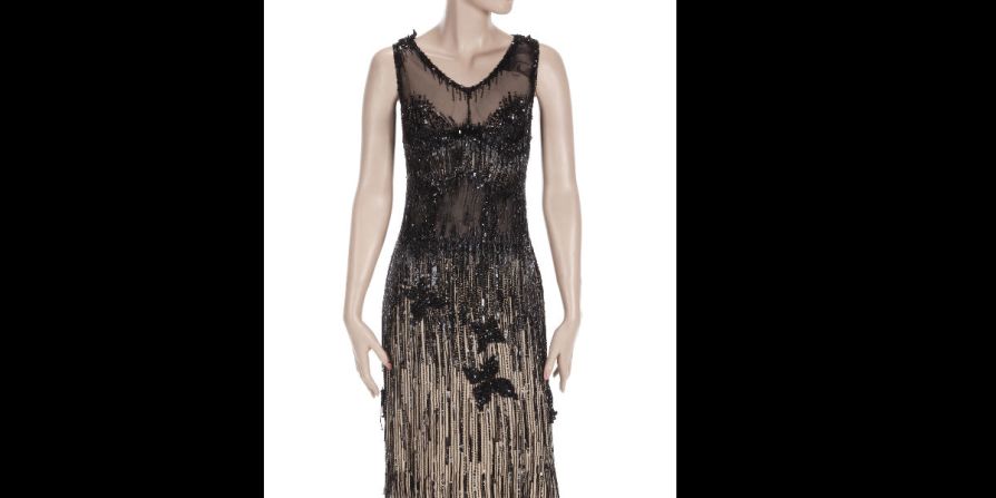 Vestido negro de ‘Some Like it Hot’ — La actriz usó este icónico vestido negro mientras cantaba, junto al piano, la canción “I’m through with Love” en la película ‘Some Like It Hot’ de 1959, considerada como una de las mejores comedias musicales de todos los tiempos. Orry-Kelly ganó un premio Oscar por el diseño de este vestido. Precio: 200.000 - 400.000 dólares.