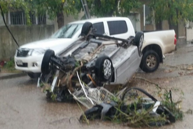 "A las cuatro de la tarde, después de un día de mucha lluvia, se sintió un sonido muy extraño y se cortó la luz (…) empezó a volar todo, el auto que estaba en la vereda, ya no estaba", así recuerda Mariela Umpierrez.