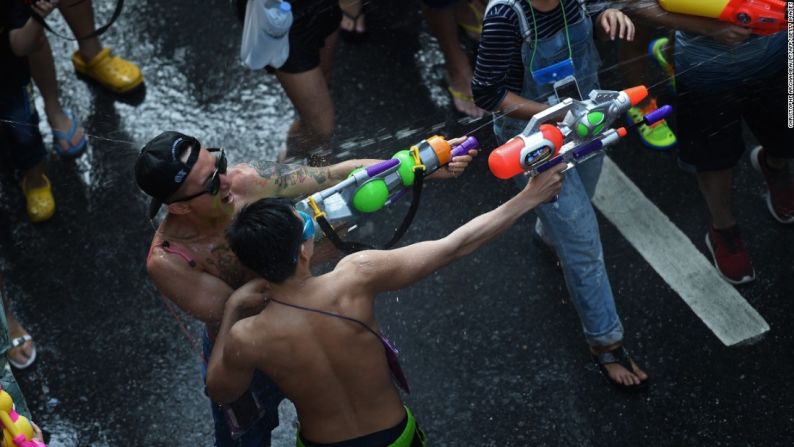 Bangkok – Tailandeses y turistas participan en la lucha masiva de agua a pesar de la sequía que azota partes del sudeste asiático.