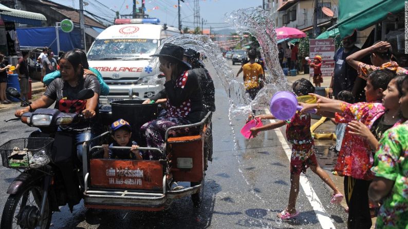 Calles empapadas - Los locales arrojan agua a los viajeros por la carretera en Narathiwat para dar inicio a los tres días del festival de Songkran,. En el primer día, muchas familias y amigos celebran visitando templos y vertiendo agua sobre las manos de los demás como una bendición.