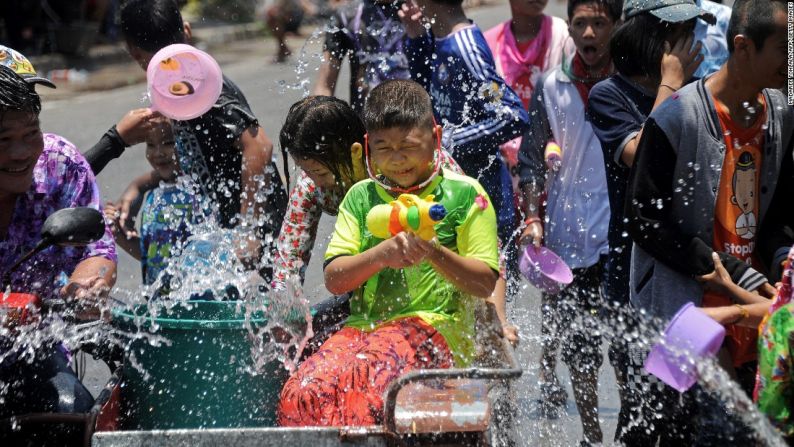 Narathiwat – La gente se moja en el sur de la provincia de Narathiwat de Tailandia el 13 de abril.