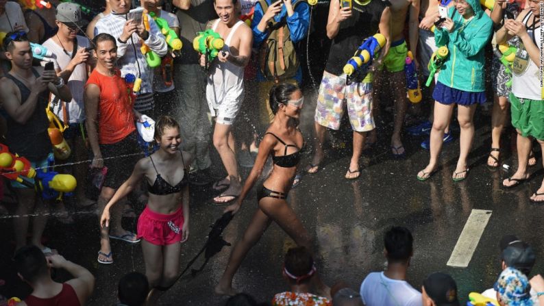 El festival del agua de Songkran – Juerguistas se toman las calles de Bangkok para una guerra de agua el 13 de abril de 2016, el primer día del festival Songkran festival, que marca el Año Nuevo tailandés tradicional.