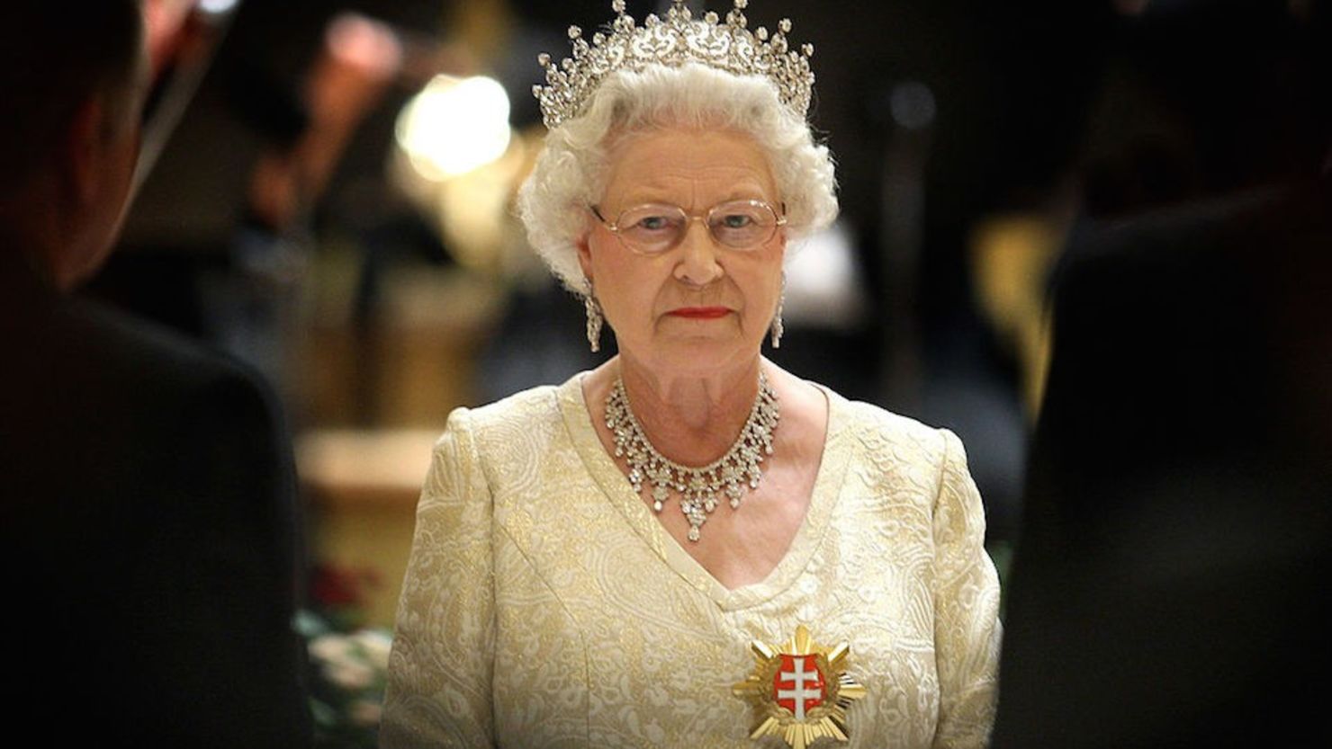 Oficialmente, la reina Isabel II es la jefa de Estado en 15 naciones en lo que se conoce como la Mancomunidad, incluyendo a Australia, Canadá y Nueva Zelandia. La soberana aparece aquí en una imagen de archivo en Bratislava, Eslovaquia, el 23 de octubre de 2008,.